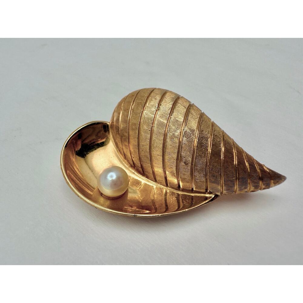 Vintage 60s Mid Century Modern Sculptural Leaf & Pearl Brooch Gold Tone